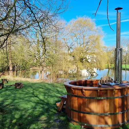 Exclusive Coach House With Lakeside Hot Tub On Country Estate Toddington (Bedfordshire) Exterior foto