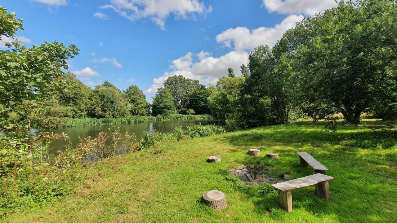 Exclusive Coach House With Lakeside Hot Tub On Country Estate Toddington (Bedfordshire) Exterior foto