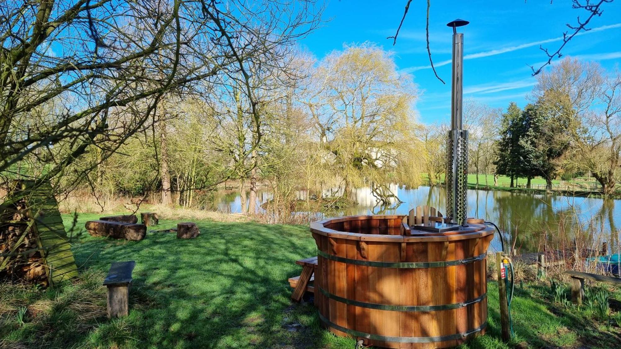 Exclusive Coach House With Lakeside Hot Tub On Country Estate Toddington (Bedfordshire) Exterior foto